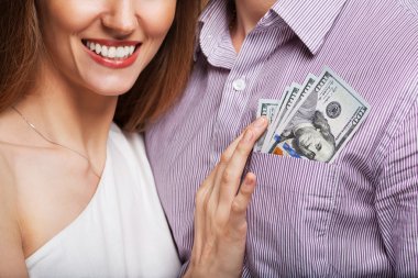 güzel çift aile bütçesine para tutan aşık moda