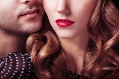 güzel seksi samimi çift birbirlerine sarılmak
