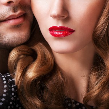 güzel seksi samimi çift birbirlerine sarılmak