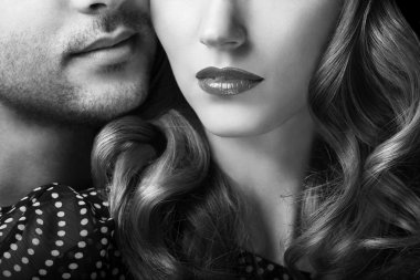 güzel seksi samimi çift birbirlerine sarılmak