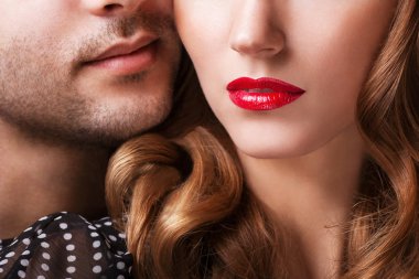 güzel seksi samimi çift birbirlerine sarılmak