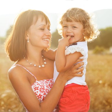 Anne ve kızı parkta eğleniyorlar.