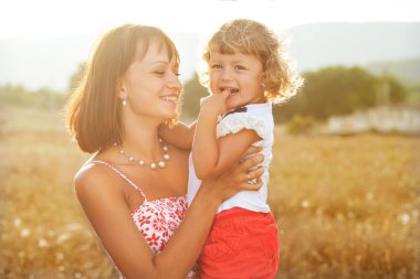 Anne ve kızı parkta eğleniyorlar.