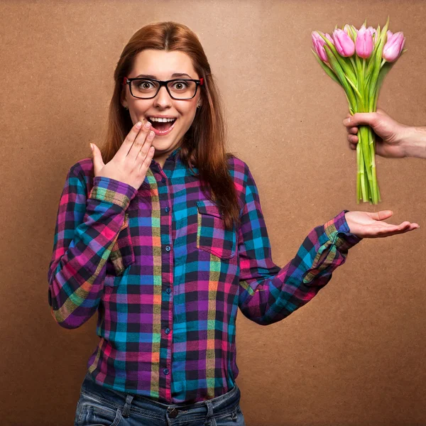 Lány visel csípő meglepett adomány egy csokor virágot — Stock Fotó