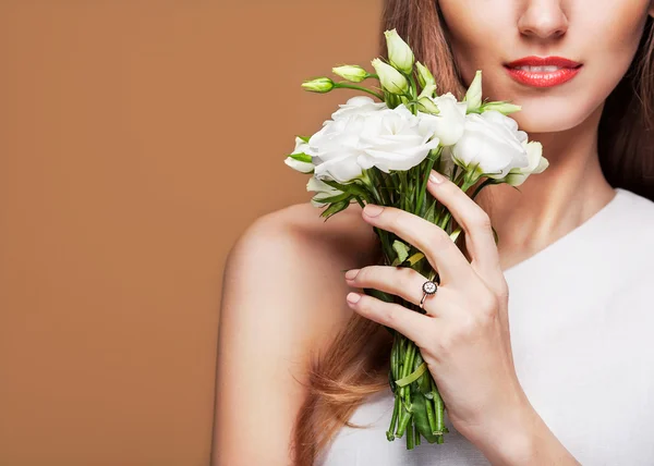 Moda belleza modelo chica con flores — Foto de Stock