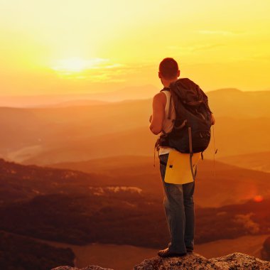 gün batımında dağlarda adam. özgürlük kavramı