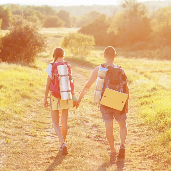Dois turistas com mochilas no planalto . — Fotografia de Stock
