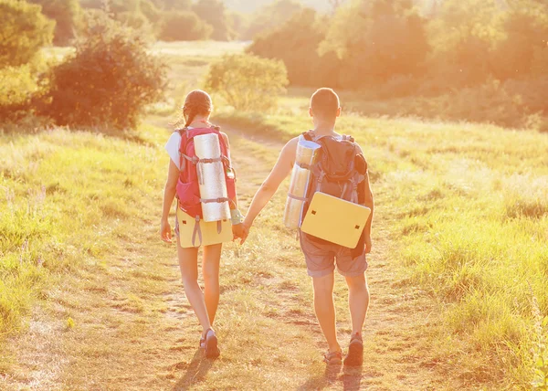 Two tourists with backpacks on the plateau. Young couple go on t — Stock Photo, Image