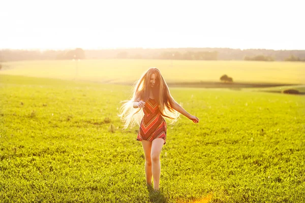 Beleza menina romântica ao ar livre . — Fotografia de Stock