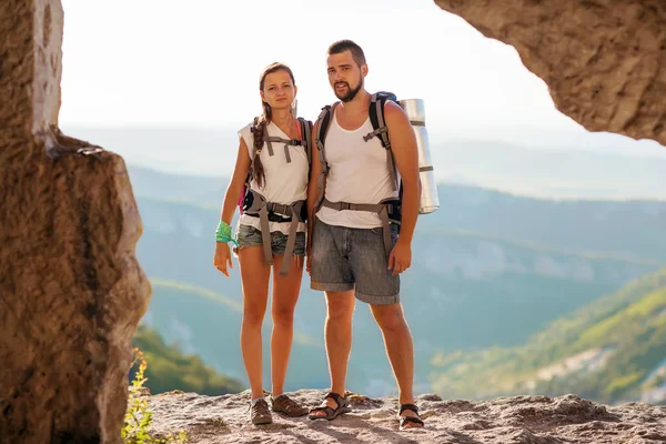 Two hikers from top of a mountain — Stock Photo, Image