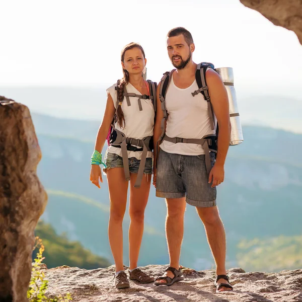 Two hikers from top of a mountain — Stock Photo, Image