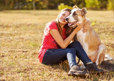 açık havada yalan onu güzel köpek olan bir kadın portresi