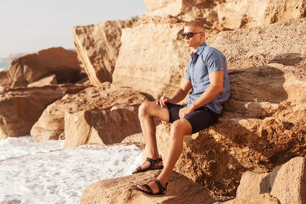 Portrait of a handsome young muscular man — Stock Photo, Image