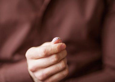 nişan yüzüğü ele sahip mutlu bir adam
