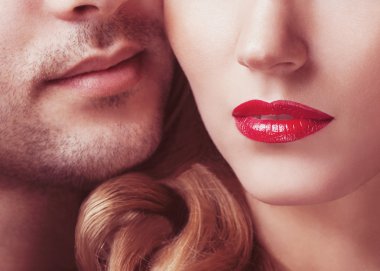 güzel seksi samimi çift birbirlerine sarılmak
