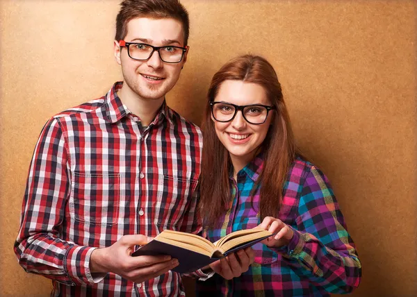 Coppia di ragazzi vestiti in vestiti hipster sono in studio — Foto Stock