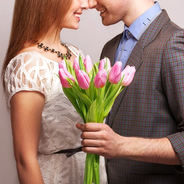 Para zakochana w bukiecie tulipanów są blisko siebie — Zdjęcie stockowe