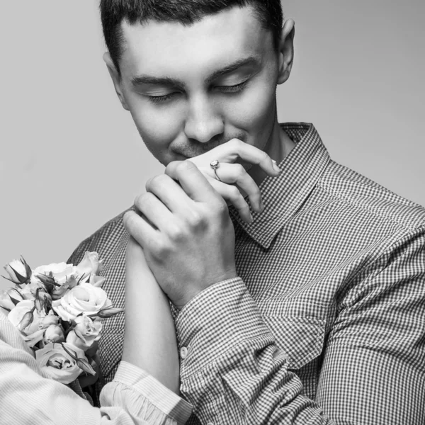 Homem beijando a mão de uma mulher sobre fundo branco . — Fotografia de Stock