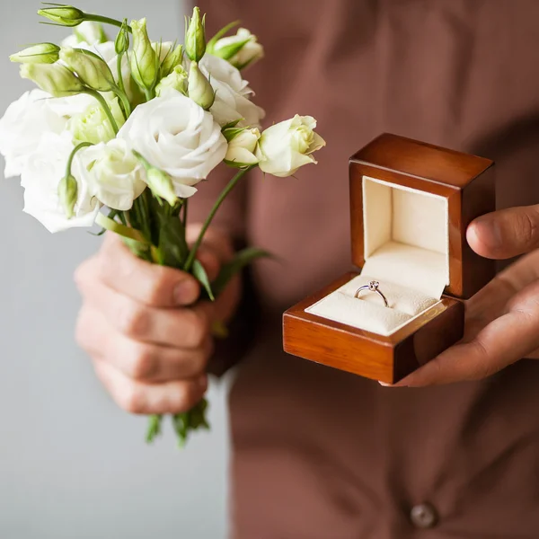 Hombre feliz sosteniendo una caja de anillo de compromiso — Foto de Stock