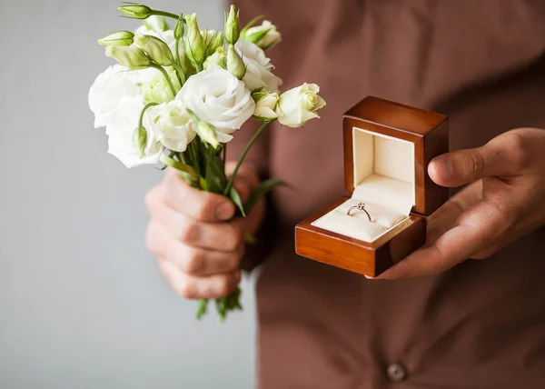 Ευτυχισμένος άνθρωπος που κρατά ένα κουτί δαχτυλίδι αρραβώνων — Φωτογραφία Αρχείου