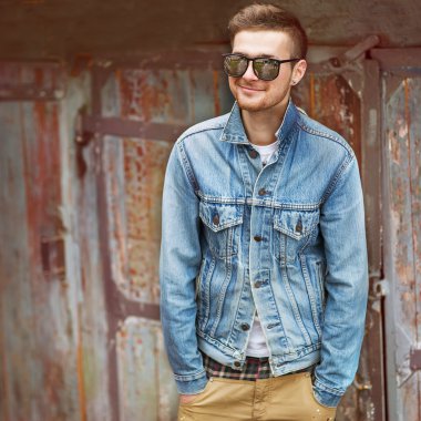 moda genç adam poz