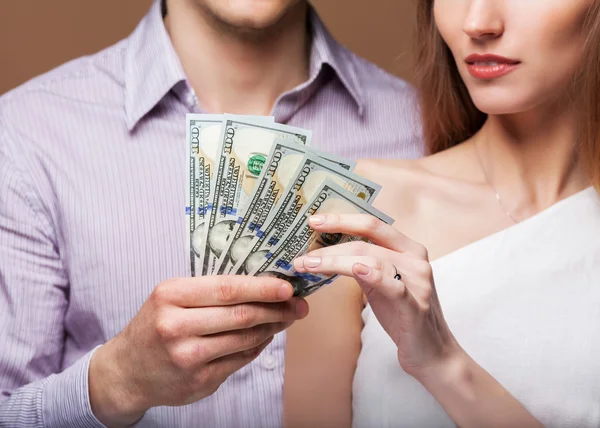 Casal amoroso estão segurando uma grande soma de dinheiro . — Fotografia de Stock