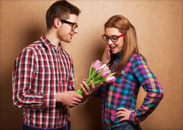 Mann gibt Blumenstrauß Mädchen. Valentinstag — Stockfoto