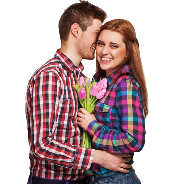 Pareja joven enamorada sosteniendo un ramo de tulipanes . — Foto de Stock