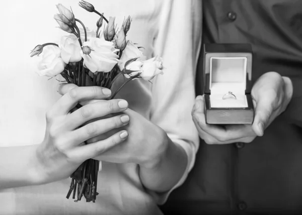 Casamento casal segurando caixa de anel e um buquê de flores — Fotografia de Stock