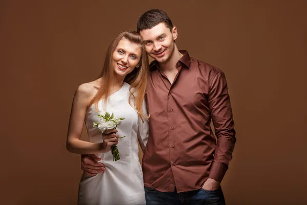 Hermosa pareja enamorada de flores de ramo. Día de San Valentín — Foto de Stock