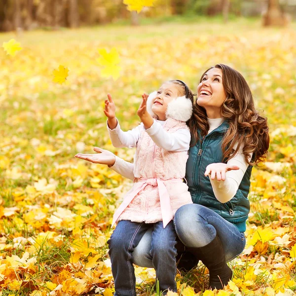 Moeder en dochter plezier in de herfst park — Stockfoto