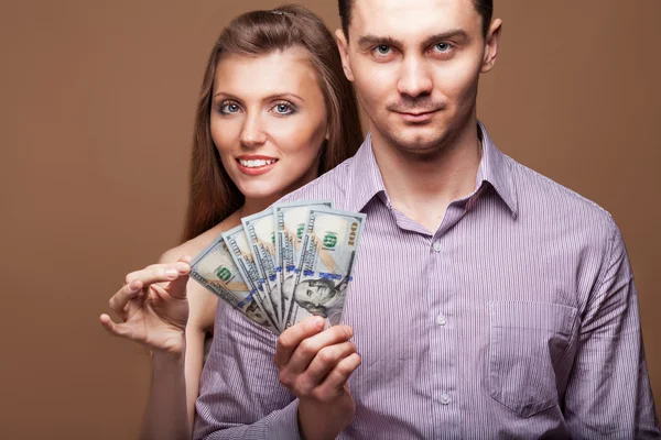 La pareja amorosa tiene una gran suma de dinero. Concepto empresarial — Foto de Stock