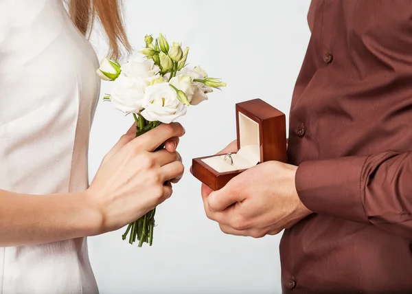 Boda pareja celebración anillo caja y un ramo de flores Fotos de stock