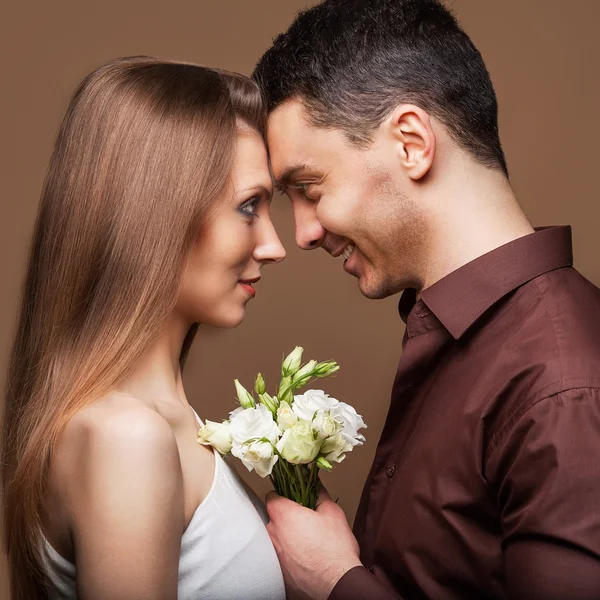 Beautiful couple in love with bouquet flowers. Valentine's Day — Stock Photo, Image