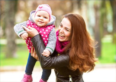 Anne ve bebek park portresinde