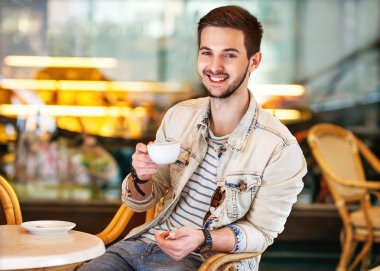 Genç adam espresso kahve içme sakal moda.