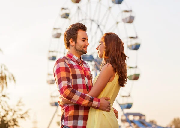 Jeune couple amoureux en plein air — Photo