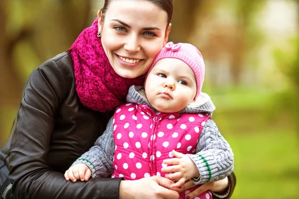 Beautiful young mother daughter relaxing sitting grass backgroun — Stock Photo, Image