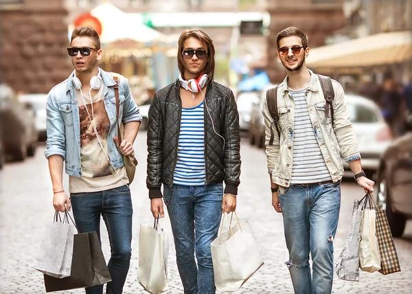 Drie jonge mannelijke mode metraseksuals winkel. mannen lopen winkelen. — Stockfoto