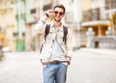 Sıradan giyinmiş çekici bir adamın portresi.