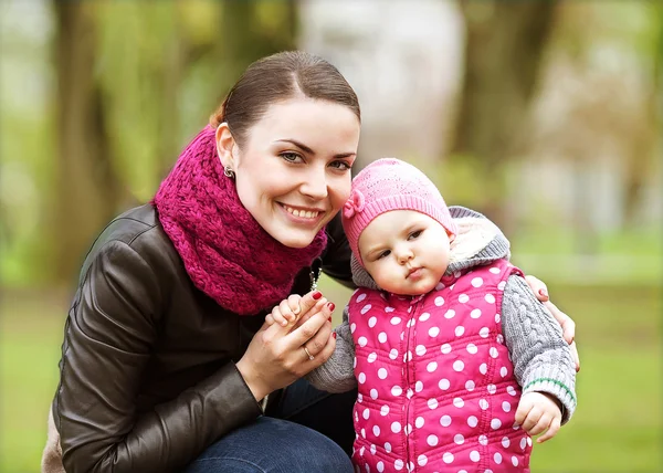 Moeder en baby in park portret — Stockfoto