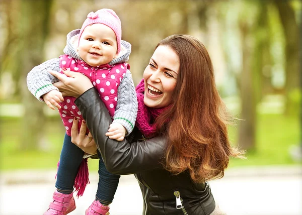 Anne ve kızı sonbahar parkta eğleniyor — Stok fotoğraf