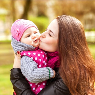 anne kızını parkta öpüşme