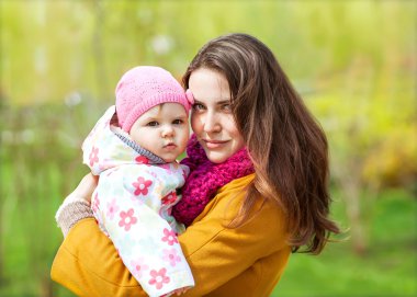 Genç anne ve küçük kızı iyi eğlenceler. 