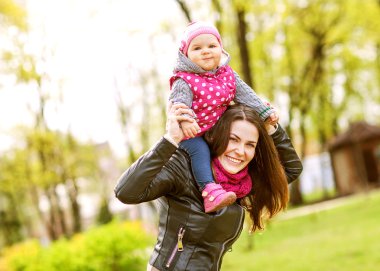 Anne ve kızı parkta eğleniyor. Anneler günü.