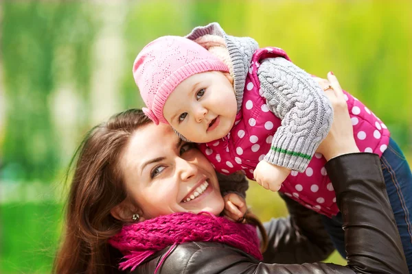 Mother and daughter in the spring park — Stock Photo, Image