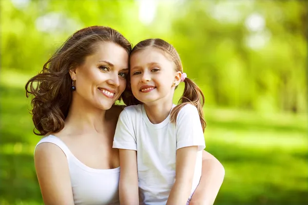 Moeder en haar kind geniet van de vroege lente. moeder dag. — Stockfoto