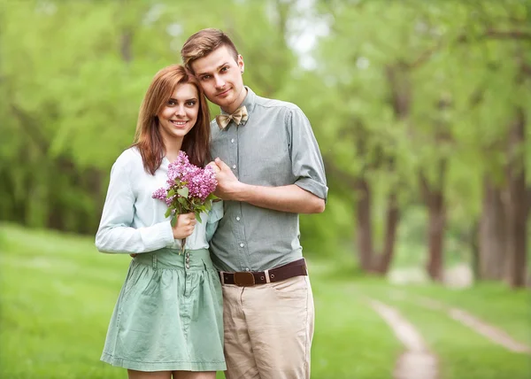 Pár v lásce v parku s úsměvem. den svatého Valentýna — Stock fotografie