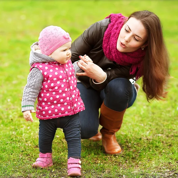 Moeder en baby in park portret — Stockfoto