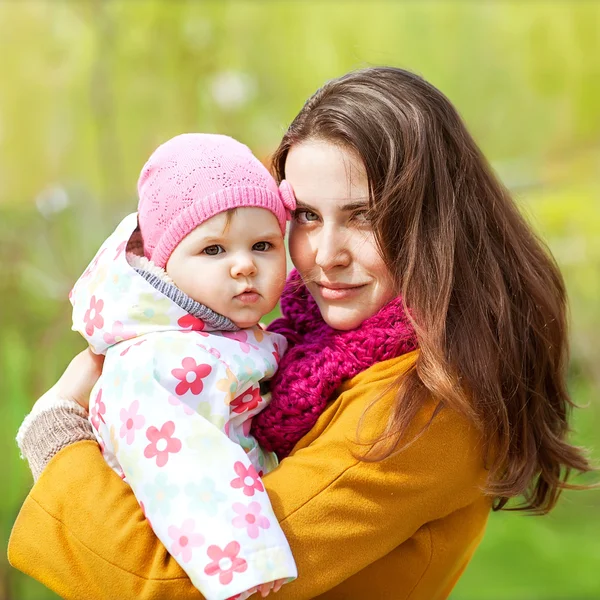 Ung mor och hennes lilla flicka ha kul — Stockfoto
